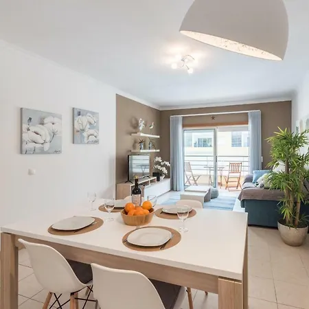 Apartment Lovelystay - Cozy In With Balcony
