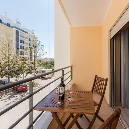 Apartment Lovelystay - Cozy In With Balcony