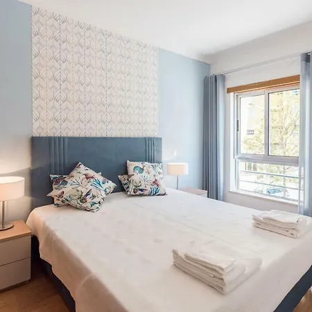 Lovelystay - Cozy In With Balcony Apartment *
