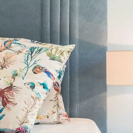 Lovelystay - Cozy In With Balcony *